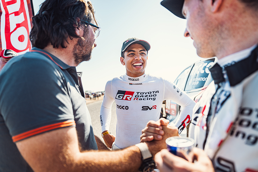 (圖上)Saood Variawa賽事初期遇上不少狀況，但別忘記他才18歲呀！頭一回參加達卡拉力也在賽程中後半段鞏固自身成績表現，並表示對於達卡賽事學到更多知識以及改進方法。