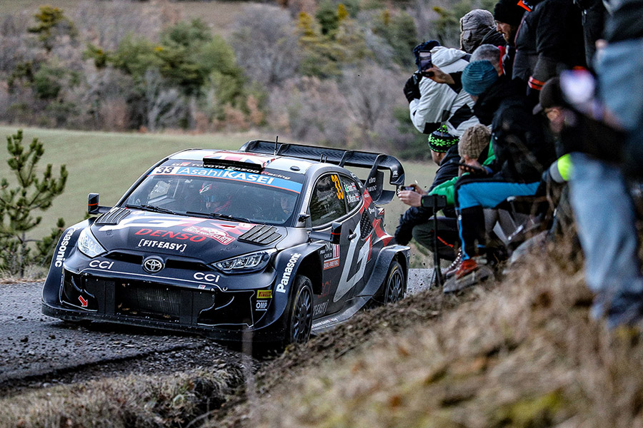 (圖上)一早衝出領先氣勢的Evans在下半天遇上混合動力系統問題，最終仍以第三作收。