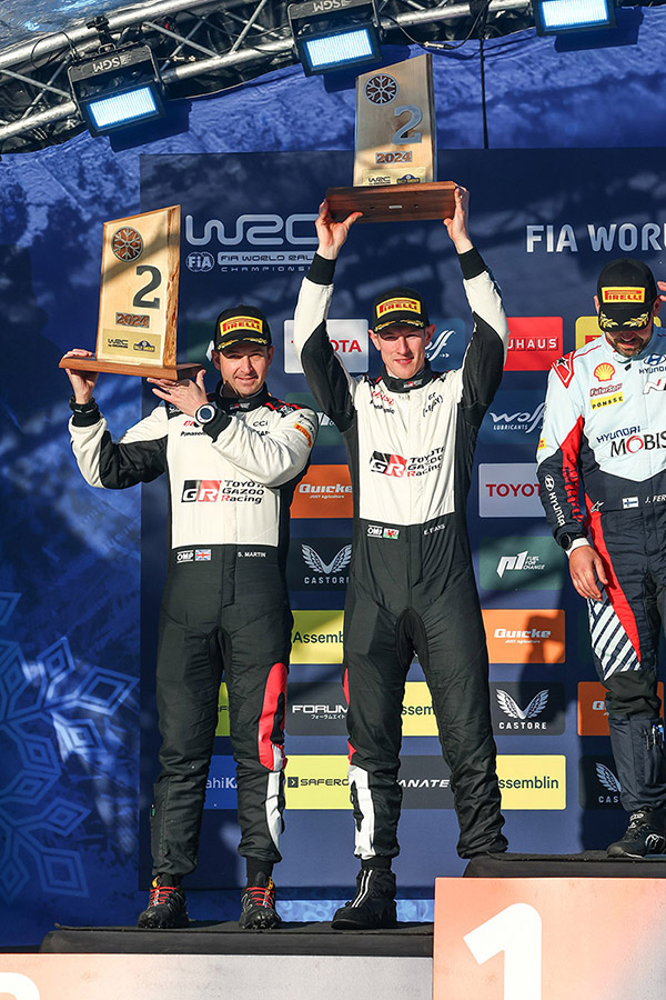 
(圖上)Evans牌鏟雪車歷經艱困的發車順序，六日兩天的絕地大反攻接連拿下最速後來居上，依舊與搭檔Scott Martin登上頒獎台