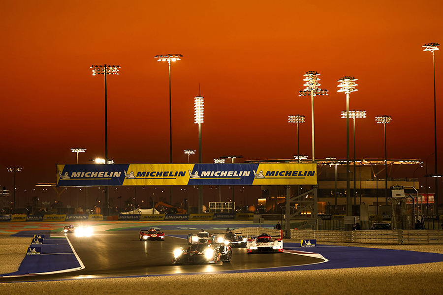 (圖上)夜幕降下，#7與#8兩輛車分別交由Nyck De Vries與平川亮完成餘下賽程。