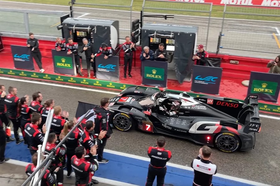 方格旗揮動的瞬間