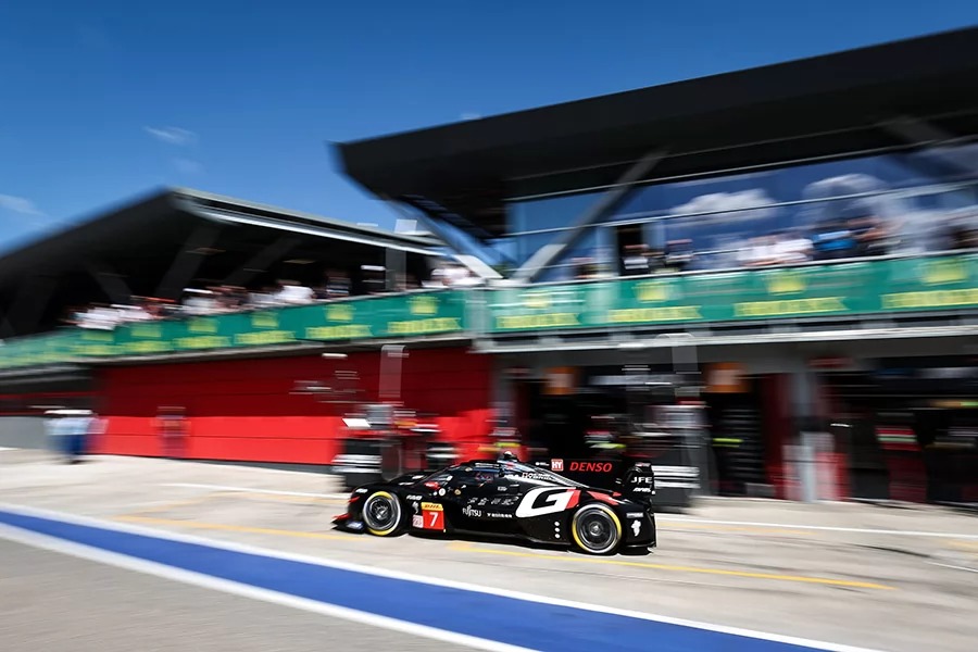 透過靈活進站策略與車手的穩定執行力，讓7號車能在賽事初段順利提升名次。