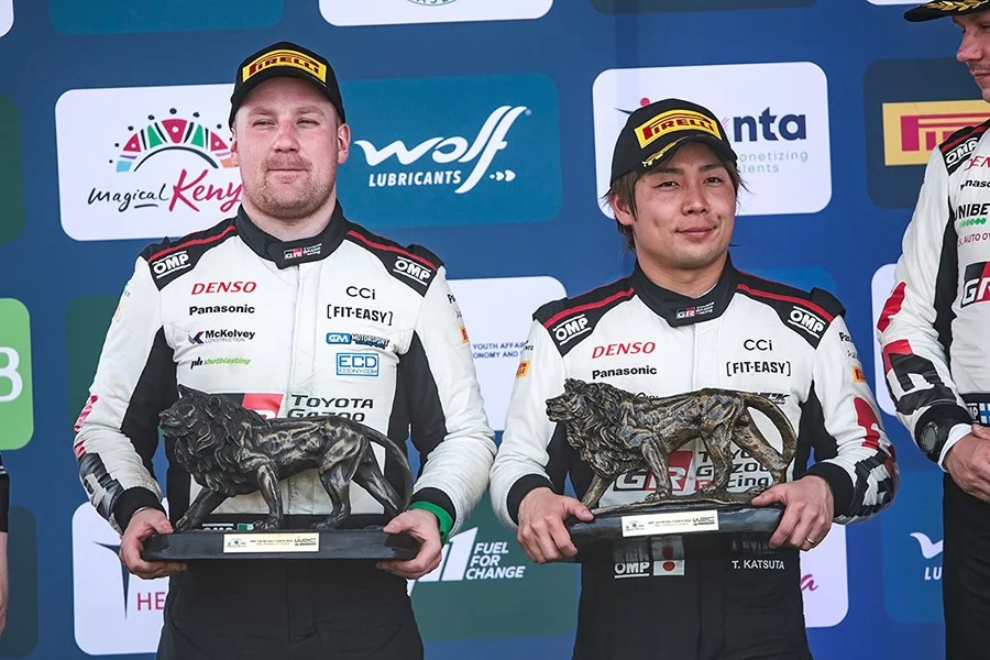 勝田貴元(右)與副駕駛搭檔Aaron Johnston(左)。