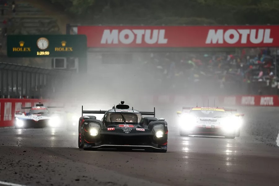 賽事中段的雨勢成為本場比賽的重要時刻，TOYOTA GAZOO Racing也在正確的判斷下搶下領先位置。