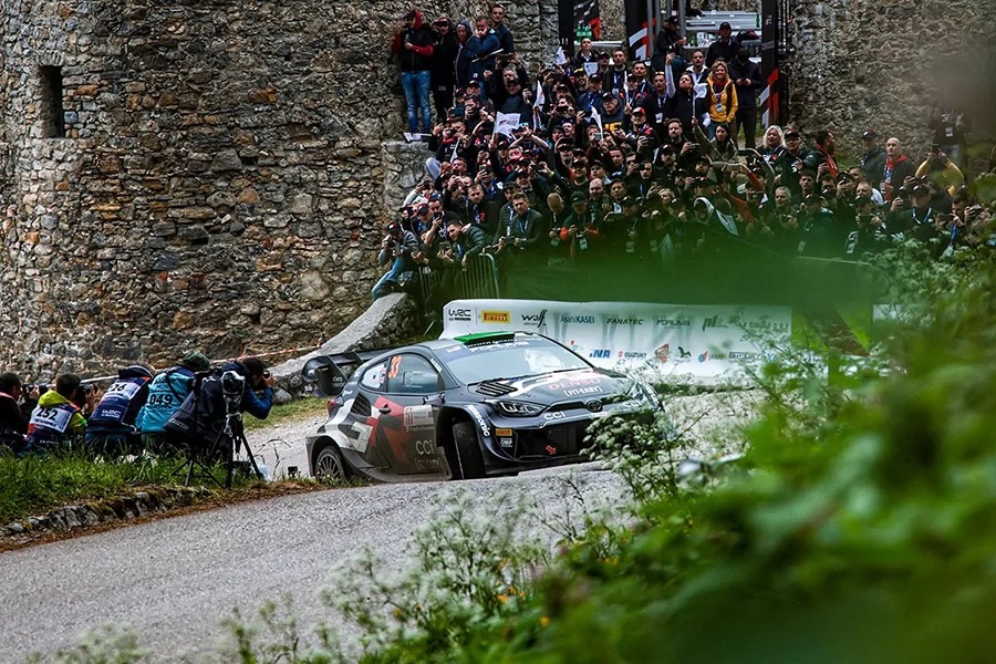 Elfyn Evans在不到五秒的時間差外坐二望一。