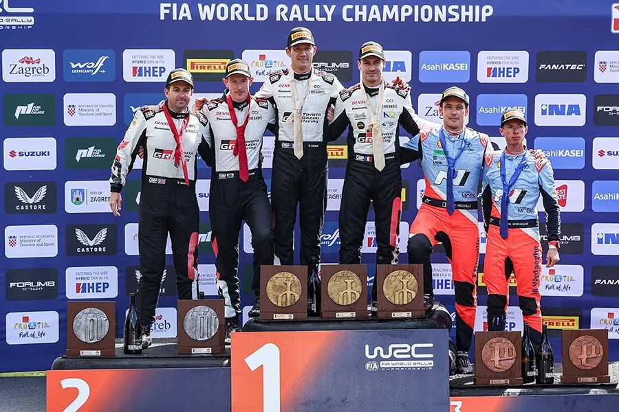 Elfyn Evans(左二)在最後一日的成績受意外事故所累，所幸最終順利完賽、也縮小了與主要對手的積分差距。