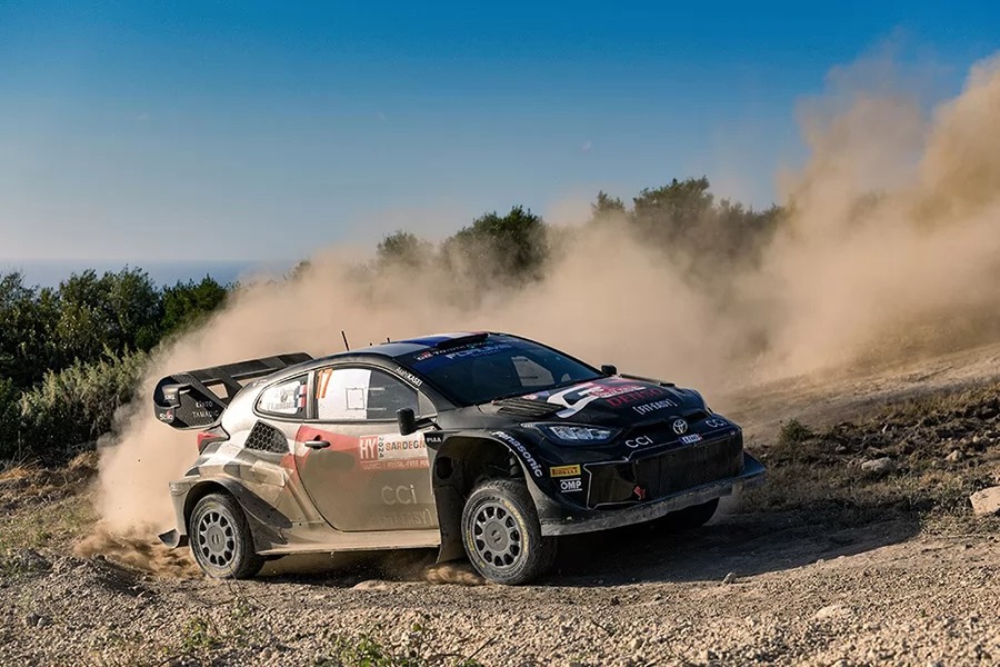 儘管上午碰上一些輪胎麻煩，Sébastien Ogier在午後重新發揮速度、再次拉開與後方差距。