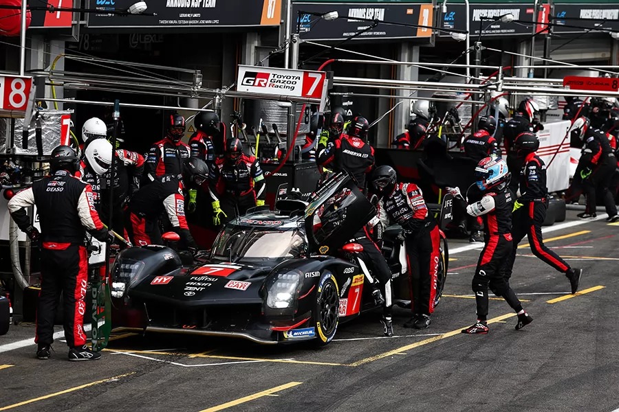 本場賽事兩部賽車接連發生小型碰撞事故並收到判罰，但在全隊齊心克服下仍順利雙車完賽。