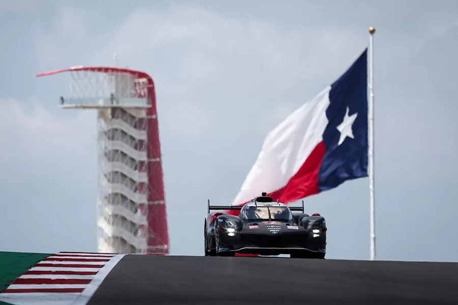 到了賽事中段，7、8號車分別與前方車輛爭奪領先與第六的位置。