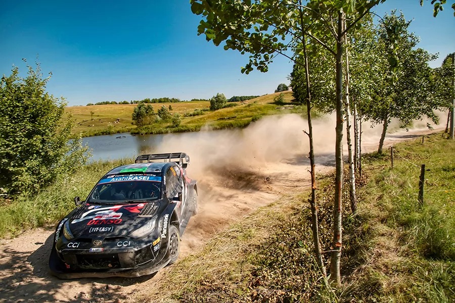 波蘭站第二日Elfyn Evans(圖中車輛)與 Kalle Rovanperä 呈現短兵相接、互相爭奪領先地位的態勢。