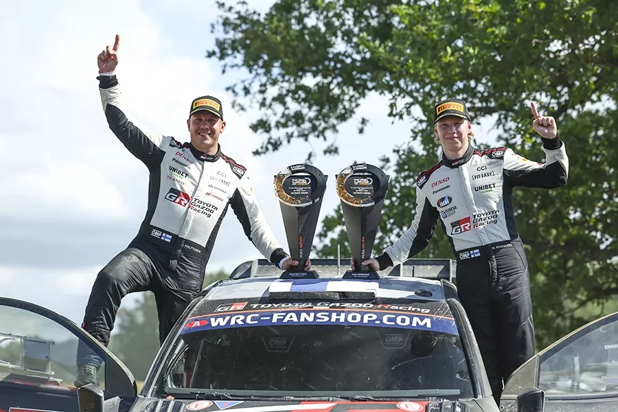 Kalle Rovanperä (右)與副駕駛Jonne Halttunen (左)。