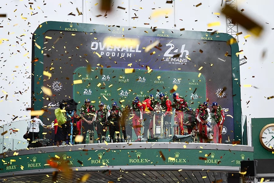 最後關頭7號賽車超越法拉利51號進佔第二位並緊追領先的50號賽車。