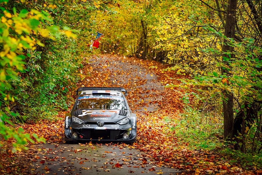 在大量泥土與落葉影響抓地力下，Sébastien Ogier在第二回挑戰Šumavské Hoštice拿下賽段勝利