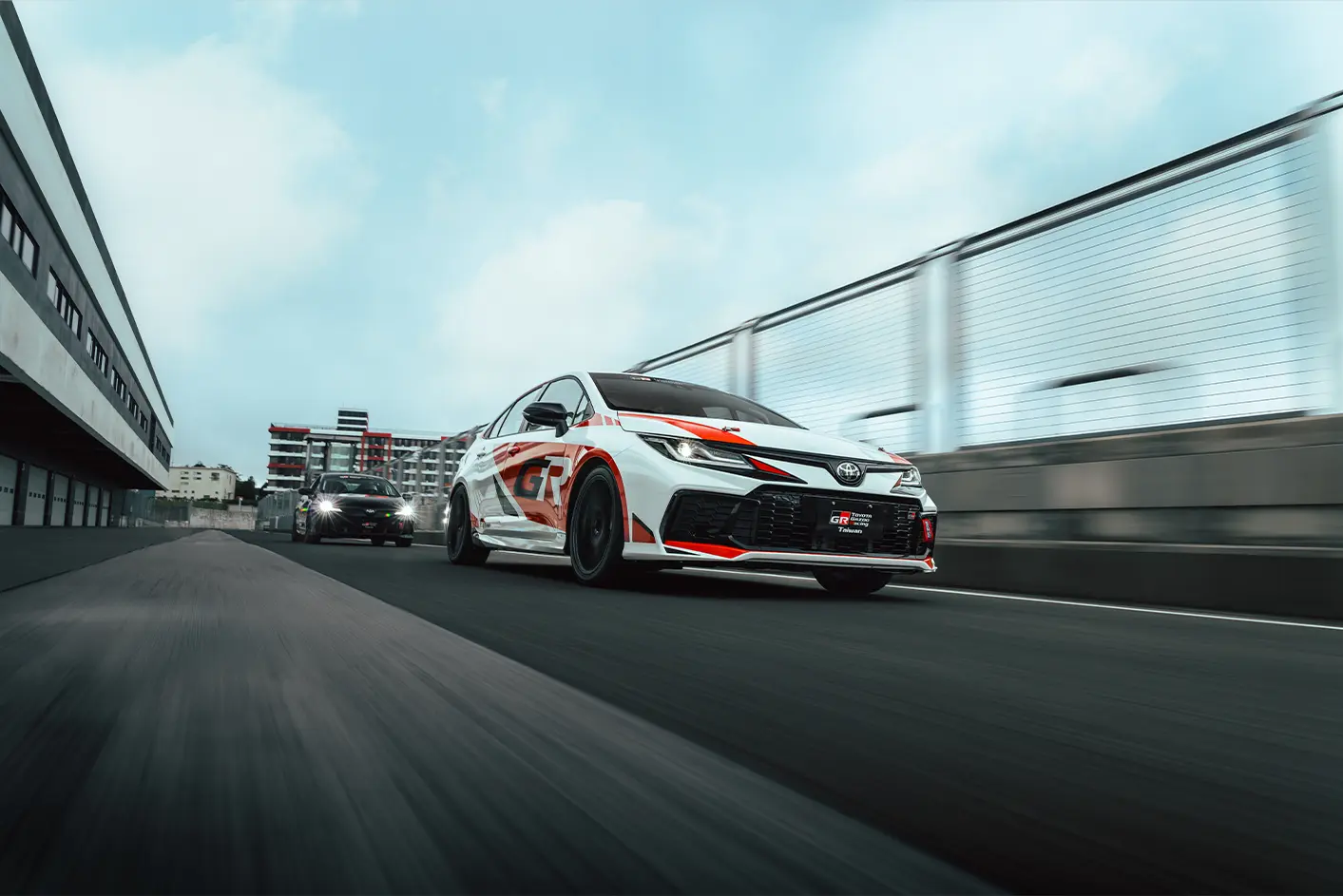 賽車奔馳於賽道上