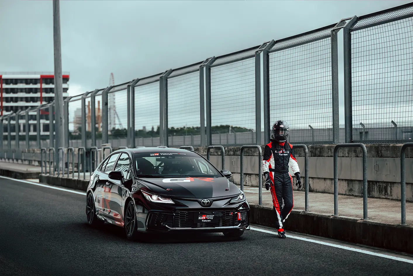 車手與賽車合照